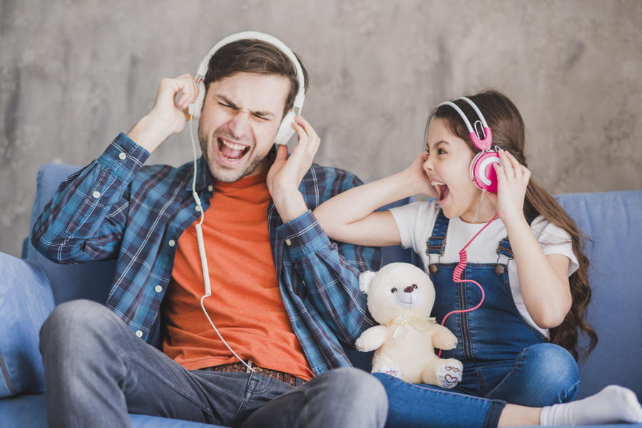 El uso excesivo de auriculares daña el canal auditivo