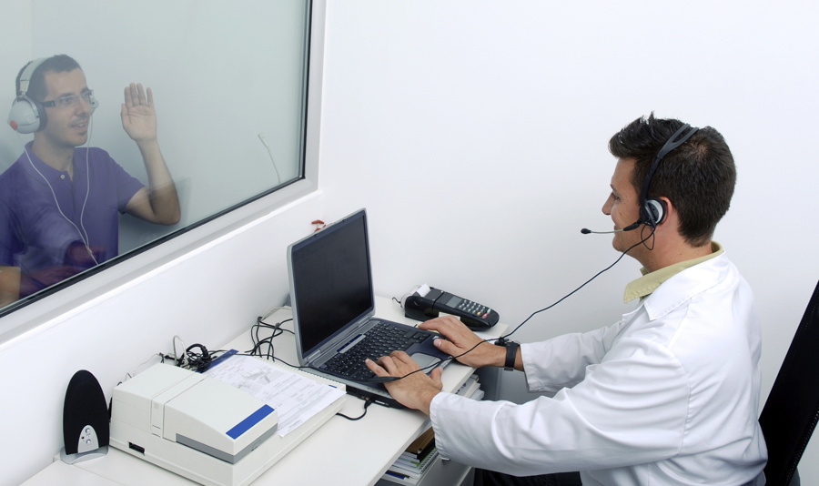 Examen auditivo para identificar acúfenos o tinnitus